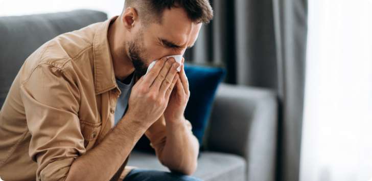 Mężczyzna dmuchający nos