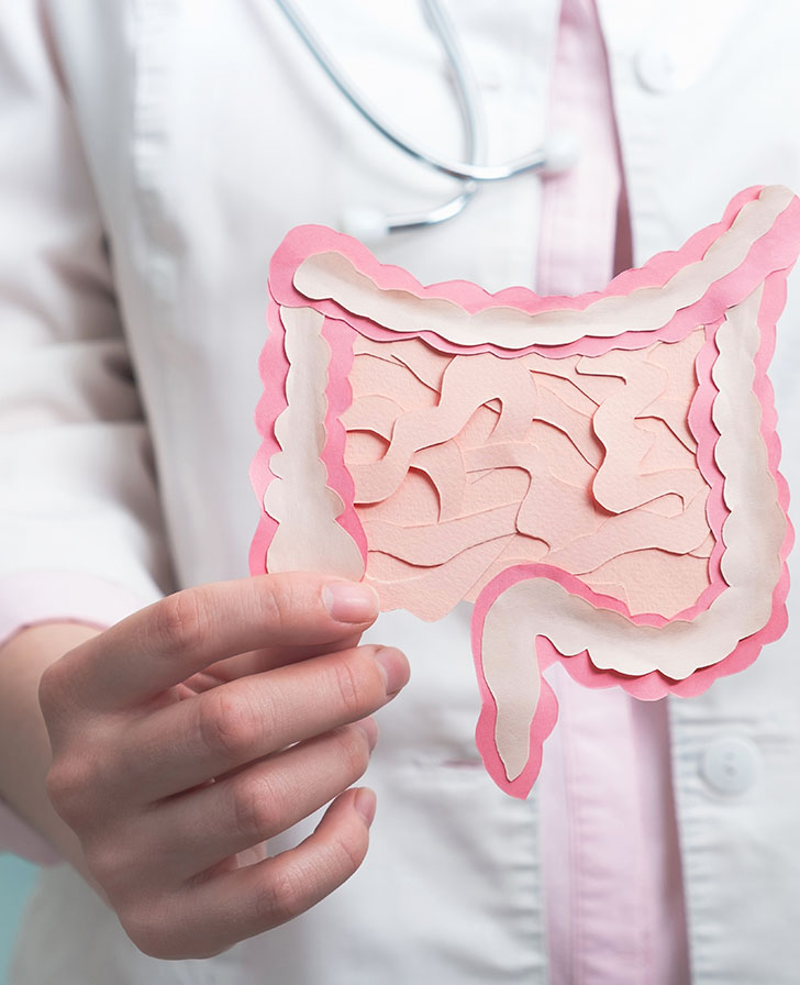 Lekarka trzymająca obrazek pokazujący jelita człowieka wycięte z papieru